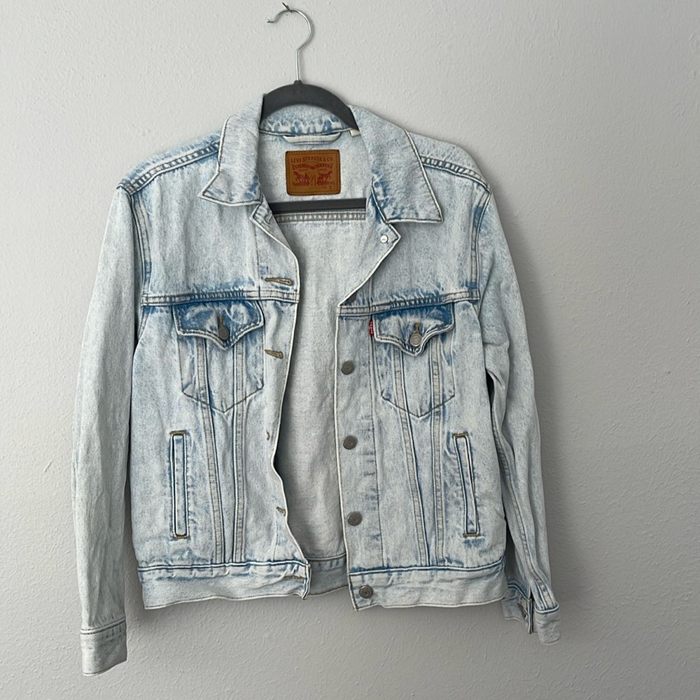 Size small Levi’s jacket